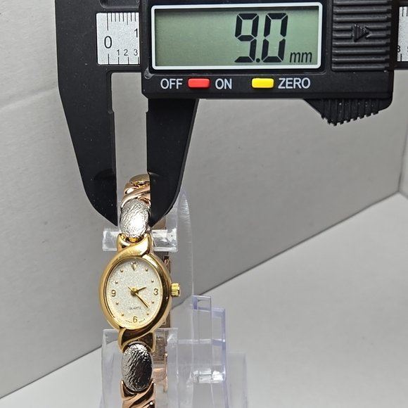 Womens Vintage Avon Gold Rose Silver Tone Diamond Watch F20808 New Battery - Picture 5 of 9